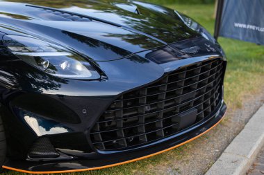 Velden, Avusturya - 18 Haziran 2025: Aston Martin spor otomobili, Sportwagenfestival etkinliğinde gösterilen parlak siyah bir bitiş ve eşsiz bir ızgara tasarımına sahiptir.