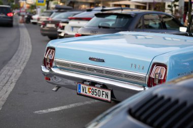 Velden, Avusturya - 18 Haziran 2025: Klasik Ford Galaxie, Sportwagenfestival sırasında sokağa park edilmiş, klasik tasarımı ve canlı mavi rengini vurguluyor