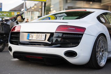 Velden, Avusturya - 18 Haziran 2025: Audi R8 spor arabası Sportwagenfestival 'de sergileniyor, zarif kıvrımları, alaşımlı tekerlekleri ve fotokopi alanı ile canlı şehir atmosferini vurguluyor