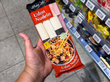 Villach, Avusturya - 15 Ağustos 2025: Shan 'shi Udon Eriştelerini market koridorunda, paketleme ve ürün detaylarını aşçılık meraklıları için sergiliyor