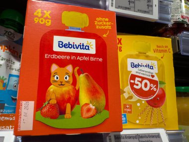 Villach, Avusturya - 15 Ağustos 2025: Bebivita meyve püresi ambalajı, çocuklar için sağlıklı beslenmeyi teşvik eden çilek ve armut armut aromalı bir kedi çizimi sergiliyor