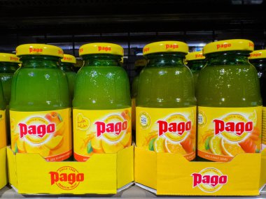 Villach, Avusturya - 15 Ağustos 2025: Pago meyve suyu şişeleri parlak renkler ve cazip meyveler içeren bir rafta sergileniyor, ferahlatıcı içecekler için mükemmel