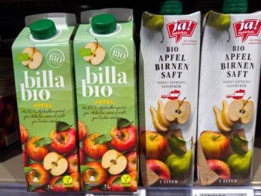 Villach, Avusturya - 15 Ağustos 2025: Billa Bio ve Ja 'dan organik elma suyu kutuları! Marka süpermarket raflarında belirgin bir şekilde sergilenmekte, taze meyve ve çevre dostu tasarımı ön plana çıkarmaktadır.