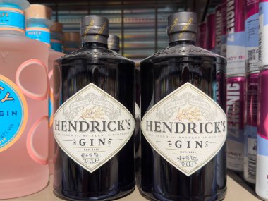 Villach, Avusturya - 15 Ağustos 2025: Hendrick 'in Cin şişeleri bir perakende rafında sergileniyor, bu özel ruhun belirgin markasını ve zarif tasarımını vurguluyor.