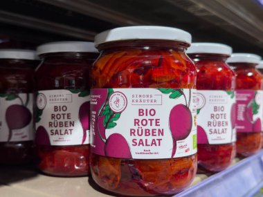 Villach, Avusturya - 15 Ağustos 2025: Organik pancar salatası kavanozları bir süpermarket rafında, taze malzemelerin ve çekici etiketlerin altını çizerek düzgünce düzenlenmiştir