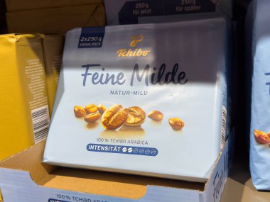 Villach, Avusturya - 15 Ağustos 2025: Tchibo Feine Milde kahve paketi bir mağaza rafında belirgin bir şekilde sergileniyor, cazibeli tasarımı ve markalaşması vurgulanıyor