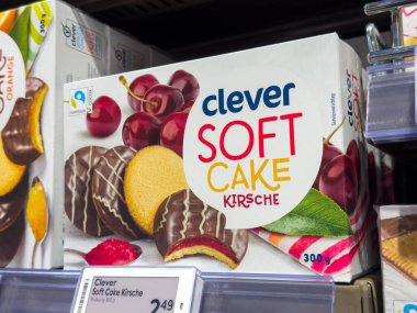 Villach, Avusturya - 15 Ağustos 2025: Akıllı Soft Pasta Kirsch ambalajı çikolata kaplı, kirazlı kekleri sergiliyor ve bir markette cazip bir tatlı gösterisi yaratıyor.