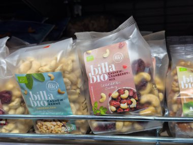 Villach, Avusturya - 15 Ağustos 2025: Billa Bio kaju-kızılcık karışımı paketleme açık bir şekilde süpermarket rafında sergilenmekte, sağlıklı atıştırmalık seçenekleri vurguluyor