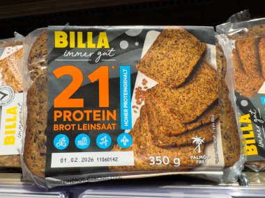 Villach, Avusturya - 15 Ağustos 2025:% 21 protein ve keten tohumu içeren BILLA protein ekmeği, bir süpermarket rafında sergilendi, sağlık ve refahı destekledi