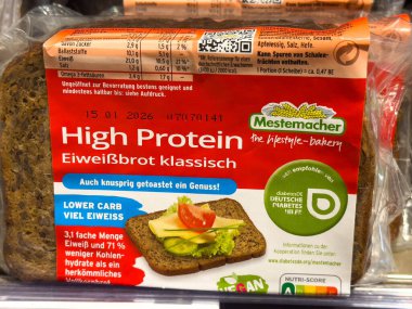 Villach, Avusturya - 15 Ağustos 2025: Markette mestemacher yüksek proteinli ekmek ambalajı, besin faydalarını ve alışverişçiler için cazip sunumları vurguluyor