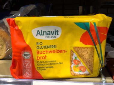 Villach, Avusturya - 15 Ağustos 2025: Alnavit glütensiz karabuğday ekmeği paketi mağaza rafında, organik malzemelerini vurgulayarak ve müşteriler için cazip tasarım