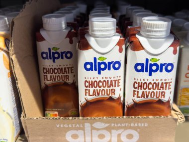 Villach, Avusturya - 15 Ağustos 2025: Alpro çikolata aromalı bitkisel içecek kutuları, vegan ve sağlıklı yaşam seçeneklerini vurgulayarak perakende satış ortamında sergileniyor