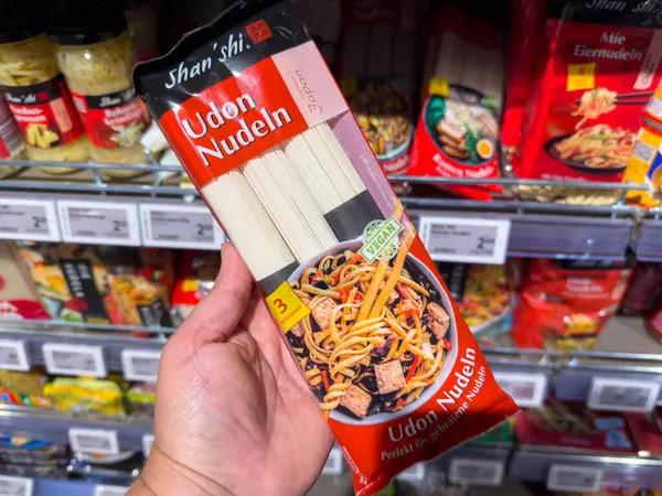 Villach, Avusturya - 15 Ağustos 2025: Shan 'shi Udon Eriştelerini market koridorunda sergiliyor, renkli ambalajlar ve diğer erişte ürünlerini ön plana çıkarıyor