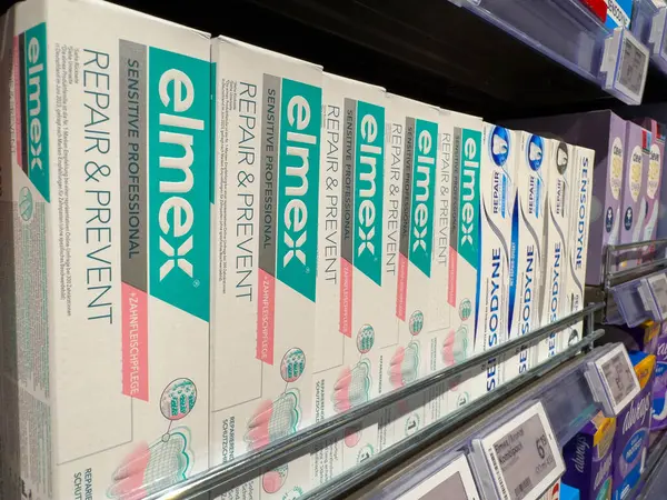 Villach, Avusturya - 15 Ağustos 2025: Elmex Hassas Profesyonel diş macunu kutuları bir rafta sergilenerek, diş bakımı ve ağız hijyenindeki rollerini vurguladı