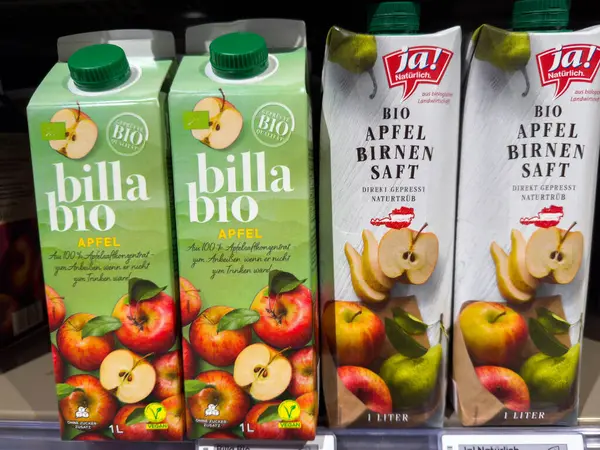 Villach, Avusturya - 15 Ağustos 2025: Billa Bio ve Ja 'dan organik elma suyu kutuları! Marka süpermarket raflarında belirgin bir şekilde sergilenmekte, taze meyve ve çevre dostu tasarımı ön plana çıkarmaktadır.