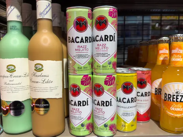 Villach, Avusturya - 15 Ağustos 2025: Renkli Bacardi içecekleri depo raflarında sergileniyor, canlı ambalajlar ve ferahlatıcı tatlar vurgulanıyor