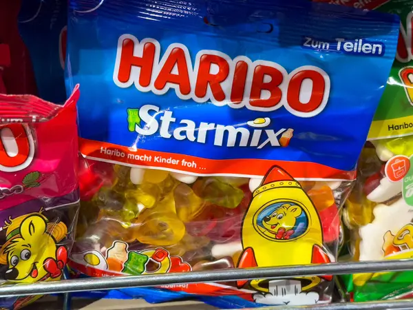 Villach, Avusturya - 15 Ağustos 2025: Haribo Starmix şeker torbaları, eğlenceli bir roket tasarımı ile canlı jelibonlar sergiliyor.