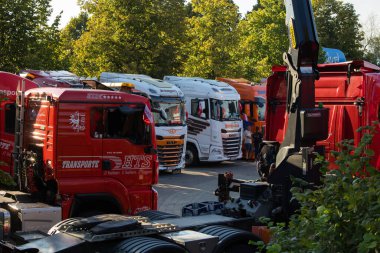 Faak Am See, Avusturya - 09 Ağustos 2025: Faak Gölü 'nde kalbi olan kamyoncular, renkli kamyonlar ve fotokopi alanı ile canlı bir atmosfere sahip oyuncak ayı 1.4 için birleştiler