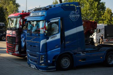 Faak Am See, Avusturya - 09 Ağustos 2025: Toplumu ve desteği vurgulayan Oyuncak Ayı 1.4 Misyonu sırasında Volvo ve Scania kamyonlarını Faak Gölü yakınlarında sergilediler