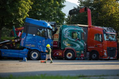 Faak Am See, Avusturya - 09 Ağustos 2025: Faak Gölü yakınlarındaki kamyoncular, Minik Ayı misyonu sırasında canlı kamyonlarla birleşerek, toplumu ve neşeyi ön plana çıkardılar