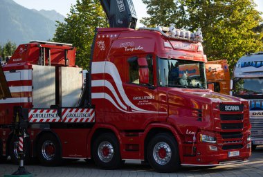 Faak Am See, Avusturya - 09 Ağustos 2025: Grollitsch markalı Kırmızı İskandinav kamyonu Moda Oyuncak Ayı 1.4 etkinliği sırasında Lake Faak yakınlarında park etti