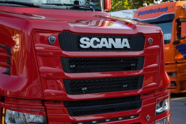 Faak Am See, Avusturya - 09 Ağustos 2025: Kırmızı renkli İskandinav kamyonu, Faak Gölü 'ndeki Oyuncak Ayı 1.4 görevinde öne çıktı, kamyoncuların yoldaşlığını kutladı