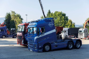 Faak Am See, Avusturya - 09 Ağustos 2025: Kamyon şoförleri, cemaati ve bağlantıyı vurgulayarak, Misyon Oyuncak Ayı 1.4 sırasında Faak Gölü 'nde Volvo kamyonlarını gururla sergilediler