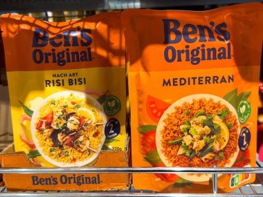 Villach, Avusturya - 18 Ağustos 2025: Ben 'in Orijinal pirinç paketleri bir markette Risi Bisi ve Akdeniz aromalarını vurguluyor, parlak renkleri ve çekici düzeni vurguluyor