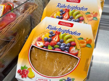 Villach, Avusturya - 18 Ağustos 2025: Steffenhofer Ruhrteigboden kek tabanı arka planda taze meyvelerle bir süpermarket rafında sergilenmektedir