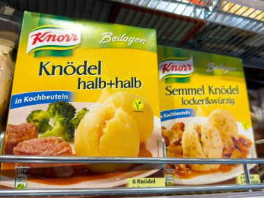 Villach, Avusturya - 18 Ağustos 2025: Süpermarket raflarında Knorr patates köfteleri paketleme, yarı yarıya ve semmel knodel seçeneklerini parlak renklerle sergileme