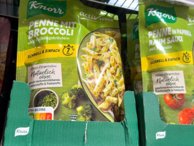 Villach, Avusturya - 18 Ağustos 2025: Penne mit Brokoli 'nin yer aldığı Knorr makarna paketi, açık renkli ve açık etiketli bir süpermarket rafında sergilendi