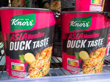 Villach, Avusturya - 18 Ağustos 2025: Knorr Asia Erişte Ördeği Tadı ambalajı bir süpermarket rafında belirgin bir şekilde sergileniyor, çekici tasarımı ve canlı renkleri vurgulanıyor