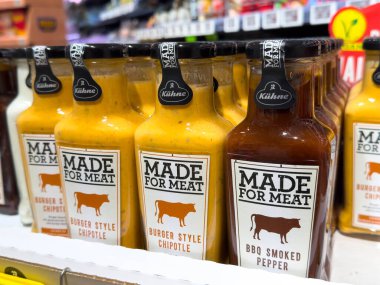 Villach, Avusturya - 18 Ağustos 2025: Izgara için Kuhne sosları bir süpermarket rafında sergileniyor, et markası ve renkli ambalajlar için yapılmış