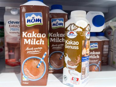 Villach, Avusturya - 18 Ağustos 2025: Nom Kakao Milch ve Karamell Kakao Genus, tüketiciler için popüler çikolatalı süt seçeneklerini ön plana çıkaran bir buzdolabında yer aldılar.