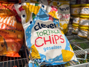 Villach, Avusturya - 18 Ağustos 2025: Akıllı tortilla çipleri paketi parlak renkler ve çekici grafikler içeren bir süpermarket rafında belirgin bir şekilde sergileniyor
