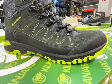 Villach, Avusturya - 18 Ağustos 2025: KILIMANJARO yürüyüş botları, sert tasarımı ve canlı detaylarını vurgulayan yeşil ambalajlarda belirgin bir şekilde ön plana çıkmıştır