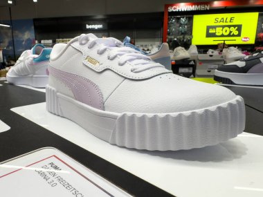 Villach, Avusturya - 18 Ağustos 2025: Puma spor ayakkabısı bir perakende satış ortamında sergileniyor, şık tasarımı ve çekici renk düzeni vurgulanıyor
