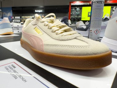 Villach, Avusturya - 18 Ağustos 2025: Puma spor ayakkabısı perakende rafında belirgin bir şekilde sergileniyor, şık tasarımı ve eşsiz renk kombinasyonunu vurguluyor