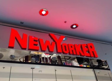 Villach, Avusturya - 18 Ağustos 2025: New Yorker mağaza tabelası çağdaş bir perakende mağazasında moda kıyafetleri ve aksesuarları vurguluyor