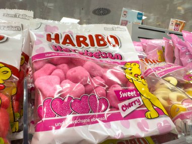 Villach, Avusturya - 18 Ağustos 2025: Tatlı kiraz aromalı ve parlak ambalajlı Haribo şekerlemeleri, paylaşım ve kutlamalar için ideal