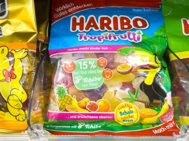 Villach, Avusturya - 18 Ağustos 2025: Rafta Haribo Tropifrutti şekerleme paketi, parlak renkler ve neşeli meyve şekilleri, şeker severler için mükemmel