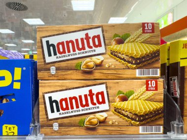 Villach, Avusturya - 18 Ağustos 2025: Hanuta fındıklı gofret kutuları bir süpermarket rafına yerleştiriliyor, cazip paketleme ve lezzetli içeriklerini vurguluyorlar