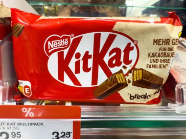 Villach, Avusturya - 18 Ağustos 2025: Perakende rafında KitKat çoklu paketi, klasik kırmızı ambalaj ve çikolatalar, atıştırmalık aşıklar ve paylaşımcı anlar için ideal