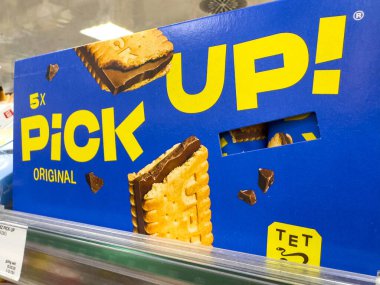 Villach, Avusturya - 18 Ağustos 2025: parlak renkli kamyonet! Rafta bisküvi ambalajı. Lezzetli atıştırmalıkları ve göz alıcı tasarımını vurguluyor.