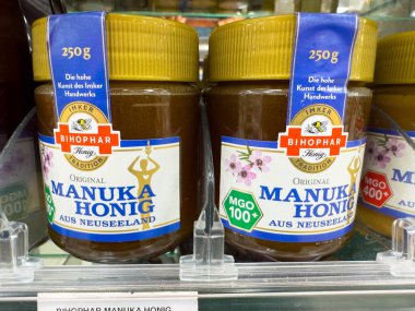 Villach, Avusturya - 18 Ağustos 2025: Bihophar Manuka bal kavanozları bir süpermarket rafında sergileniyor, ürünün kalitesi ve cazibesi ön plana çıkıyor