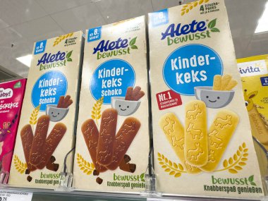 Villach, Avusturya - 18 Ağustos 2025: Alete Bewusst Kinder-Keks çocuklar için tasarlanmış süpermarket raflarında çikolata ve vanilya aromalı kutular