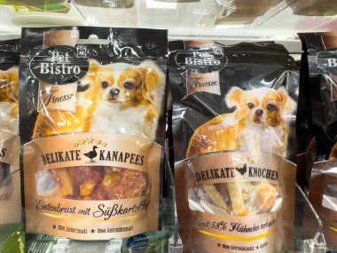Villach, Avusturya - 18 Ağustos 2025: Pet Bistro köpek maması ambalajlama canlı renkleri ve çekici dokuları olan küçük köpekler için gurme atıştırmalıkları sergiliyor, hayvan sahipleri için mükemmel