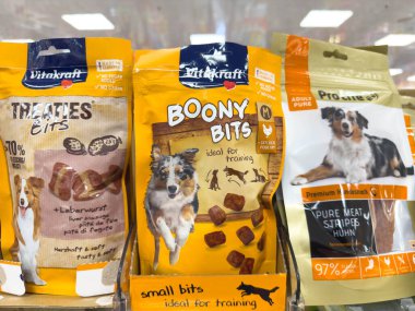 Villach, Avusturya - 18 Ağustos 2025: Vitakraft köpek maması, Antlaşmalar, Boony Bits ve Eğitim ve Ödüller dahil olmak üzere evcil hayvan dükkanında sergilendi