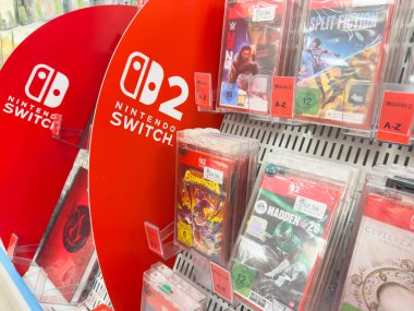 Villach, Avusturya - 18 Ağustos 2025: Renkli oyun kapakları ve kolay tarama için organize bölümlerin yer aldığı perakende mağazasında Nintendo Switch oyunu görüntüsü