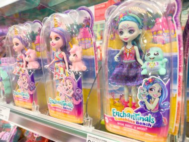 Villach, Avusturya - 18 Ağustos 2025: Büyüleyici Sunshine Beach bebekleri bir perakende rafında sergileniyor, çocuklar için canlı renkler ve eğlenceli tasarımlar vurgulanıyor